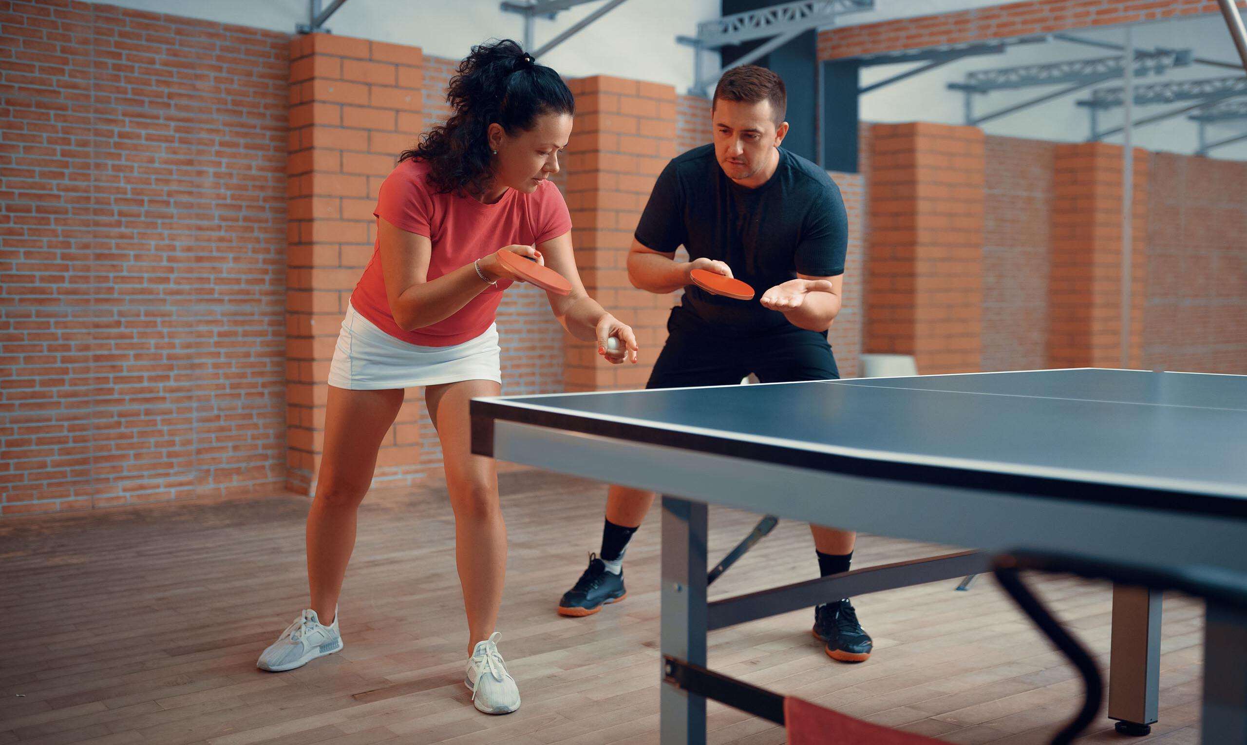 Упражнения для настольного тенниса. Мужчина и женщина фото играют в пинг понг красивое фото.