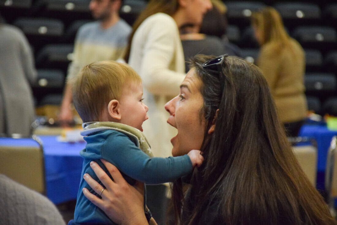 Parent and child at a Shabbat dinner.